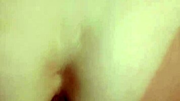 Горячая брюнетка жестко скачет на хуе, тугая жопа кремпай крупным планом!