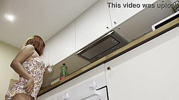 Malá latinská manželka ukazuje veľký zadok v kuchyni bez nohavičiek a podprsenky v letných šatách