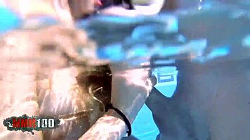 Fiatal spanyol ribanc Africa Irujo szop a medencénél