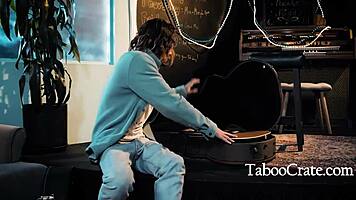 Блонд тийнка 18+ измамена да даде девственост за музикален албум