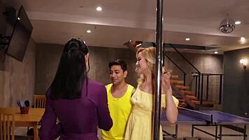 Ονειρεύομαι εξωτικό τρίψιμο με Cherry Kiss Sienna Rae Elias Cash Max Fills