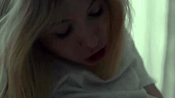 在改造学校，肯齐和安妮分享亲密女孩对女孩时刻，泡泡屁股和舔舐