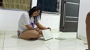 que culo tan grande tiene mi hijastra le meto mi polla mientras esta dibujando como lo hacemos