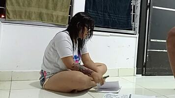 que culo tan grande tiene mi hijastra le meto mi polla mientras esta dibujando como lo hacemos