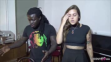 Boss black baise sa salariée dans le kiosque du coin en interracial allemand chaud