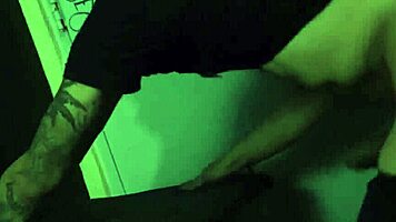 كريستي آن الشابة السوبر حارة مربوطة بإحكام تنيك قوية بفيبراتور كمامة