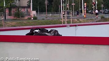 فتاة 18+ لطيفة تشارك غنغ بانغ عام مخاطر مع شباب 18+