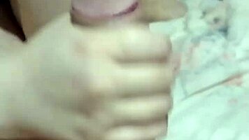 Novinha gives blowjob and masturbates with finger 😍