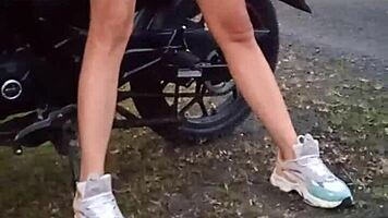 enseñando sus tetas y coño en publico