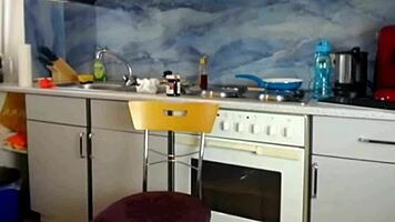 Seksowna kucharka Sexydea bawi się gorącą dupą w kuchni