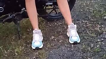 enseñando sus tetas y coño en publico