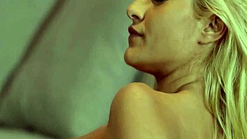 Tânără singură bagă jucăria adânc în pizda ei strâmtă pentru distracție