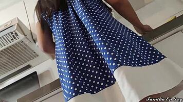 mi hijastra hermosa cocinando sumisa obedece todo - mi padrastro abusa de mi todo el dia