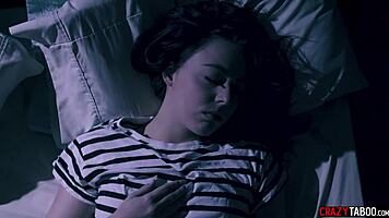 مراهقة 18+ توافق على ثلاثي مجنون مع راجل ودمية لنيك قوي لازم تشوف هالحركة المجنونة! 😜