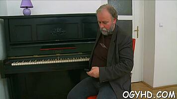 Old pecker fills young pussy 😍