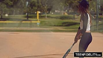 Teen 18+ Fidelity Kirsten Lee bliver creampied hårdt af sin grove træner! 💦