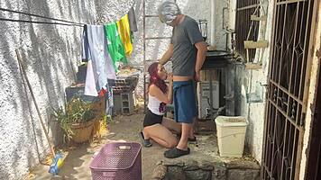 El culo de mi hermosa hijastra de 18 años lavando la ropa?