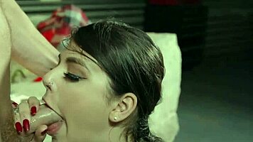 पेटाइट 18+ 18+ काउगर्ल जीना वेलेंटिना डॉगीस्टाइल में जोर से राइड करती है