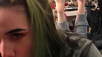 Йо, виж тази аматьорска алтернативна тийнейджърка 18+ дава див свиркан в поза