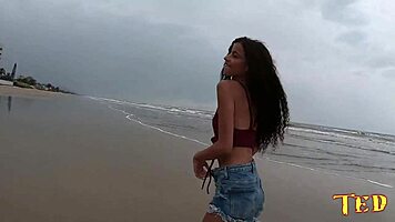 Just arrived in Mongaguá - SP, and this teen started wild beach fun with the crew - Manoella Fernandes, Jhonny Gab, Joao O Safado