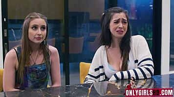 אתם תחת הגג שלנו עכשיו לני גריי קלואי סוריאל ומלאני מונרו אז בואו נשתגע במינטות וזיונים קשים.