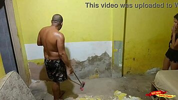 SEDUZIR O PEDREIRO QUE MEU MARIDO CONTRATOU PARA FAZER A OBRA AQUI DE CASA ATÉ ELE ME COMER!