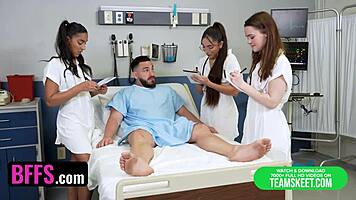 שלוש רופאות חמות רוכבות זין מטופל בבית חולים זיון פרוע