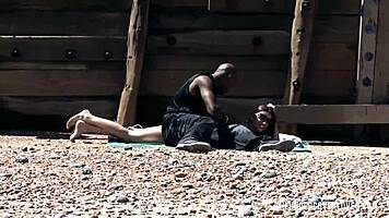 BBC חופר צעירה ג'ינג'ית בוגדנית 18+ חזק על חוף ציבורי