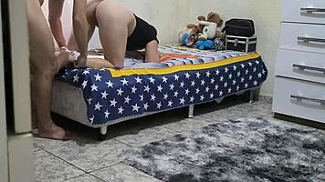 descobri que meu padrasto fodia minha meia-irmã com suas tetas grandes e bunda gorda