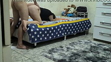 descobri que meu padrasto fodia minha meia-irmã com suas tetas grandes e bunda gorda