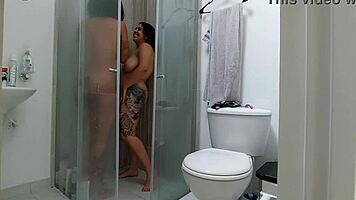 me follo a mi vecina morena en la ducha de medellín colombia