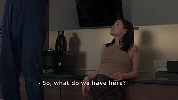 Han reparerer lys og fylder våd fisse med pik