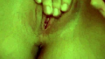 הנאה עצמית חושנית עם גרביים ואורגזמה