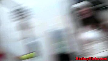 हेजिंग 18+ टीन एक दूसरे को स्टीमी शॉवर्स में एक्सप्लोर करते हैं