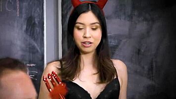 Студентка Амбър Ангъл чука учителя Дани Маунтин силно в класната стая толкова горещо 🔥 студентка учител