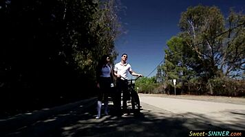 गंदी टीचर ब्लॉन्ड टीन 18+ की चूत को हार्ड ड्रिल करती है