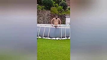 Mi vecina me estaba grabando mientras yo estaba desnudo en mi finca as� que me la llev� a adentro de la casa y me foll� su co�o y la dej� llena de semen