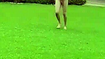 Mi vecina me estaba grabando mientras yo estaba desnudo en mi finca as� que me la llev� a adentro de la casa y me foll� su co�o y la dej� llena de semen