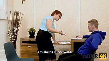 Arg kille knullar kortklippt rödhårig lärarinna hårt hemma hos henne.