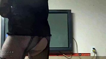 Sexy milf teases you while getting herself and friends off 😘