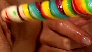 Jeunes salopes s'amusent avec strapon lesbienne