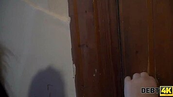 Debt4k Klassisk brunette knepper for ny bil