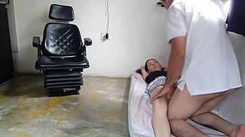 Me Salto La Pared Del Patio Trasero De Mi Vecina Mientras El Cornudo Trabaja Me FOLLO A Su Esposa