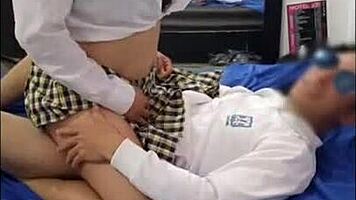 estudiante se folla a su profesor quiere tener el mejor puntaje y ademas le encanta el cuerpo atletico de su guapo profesor se rumora que tiene una polla muy grande