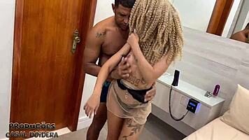 A novinha gozou levando no cu e na buceta e acabou com a boca cheia de leite