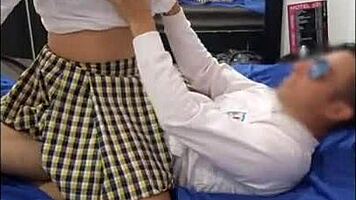 estudiante se folla a su profesor quiere tener el mejor puntaje y ademas le encanta el cuerpo atletico de su guapo profesor se rumora que tiene una polla muy grande