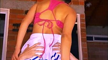 la colegial atrevida escapa con novio para aventuras