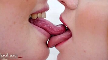 لوفيتا فات تشيكس على وجه أختها الشقراء روسية حمراء تنزلق بلحس مجنون!