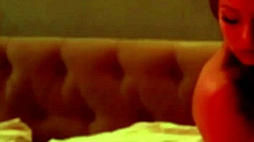 Ruiva fuma seu cigarro e fode com dotado em lingerie blowbang