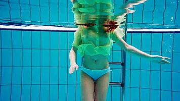 นีนา มอห์นัตคา แสดงหีขนในฉากฝักบัวร้อนแรง